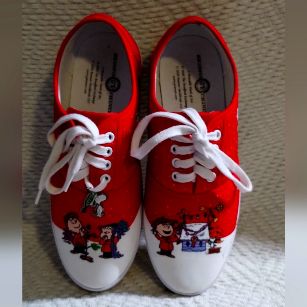 Bradford exchange 2018 peanuts addition size 8 shoes.